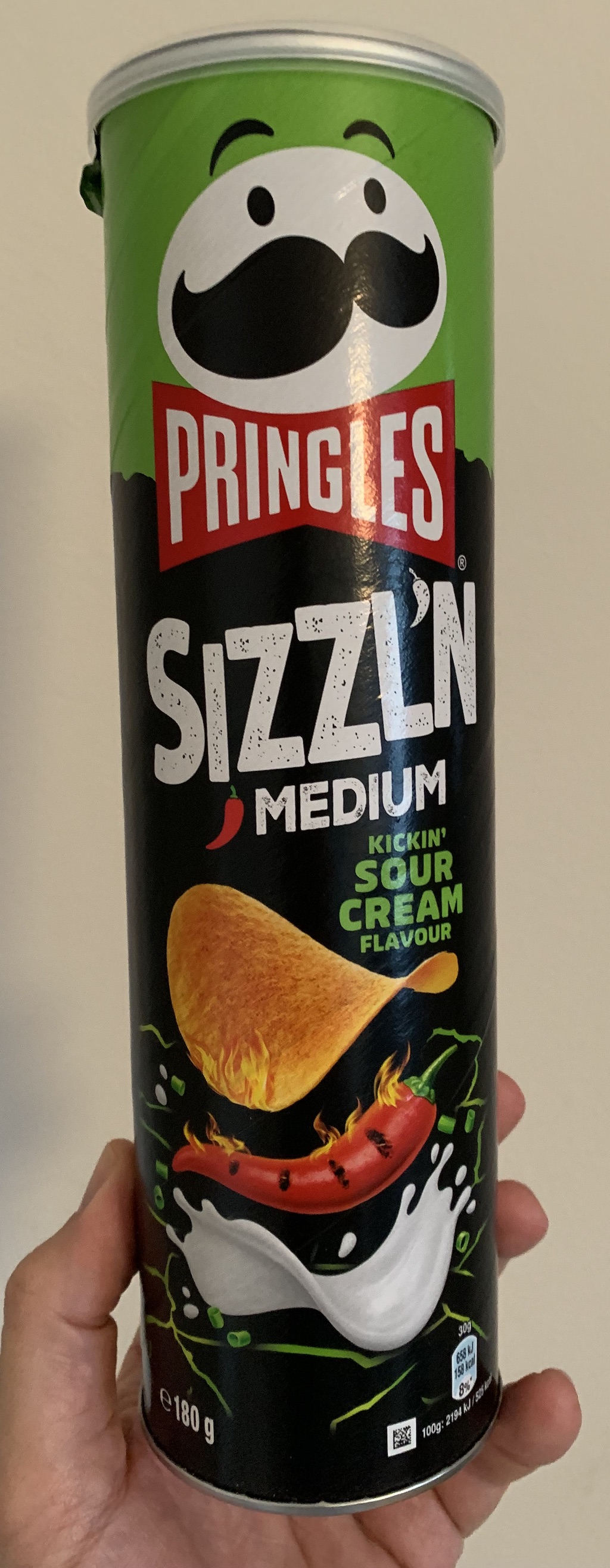 Pringles Sizzl\'n Medium Kick\'n Sour Cream 180G - naschkater.com - das  Süßigkeiten-Marketing-Blog